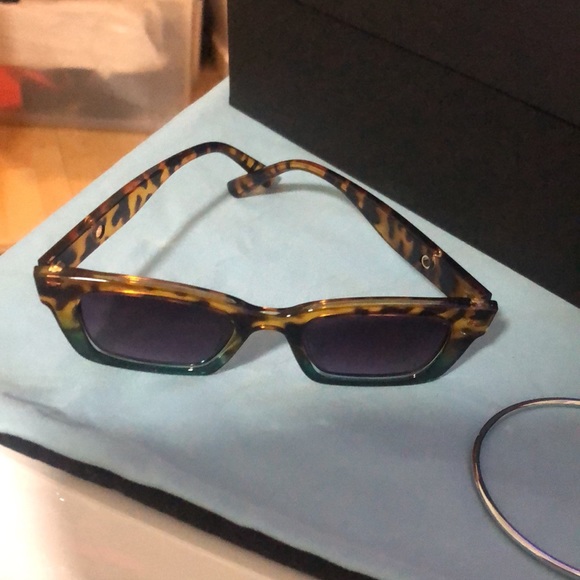 Host pic 🔥🔥🔥🔥Trendy animal print sunnies , square Lens - hip glasses - Picture 5 of 7